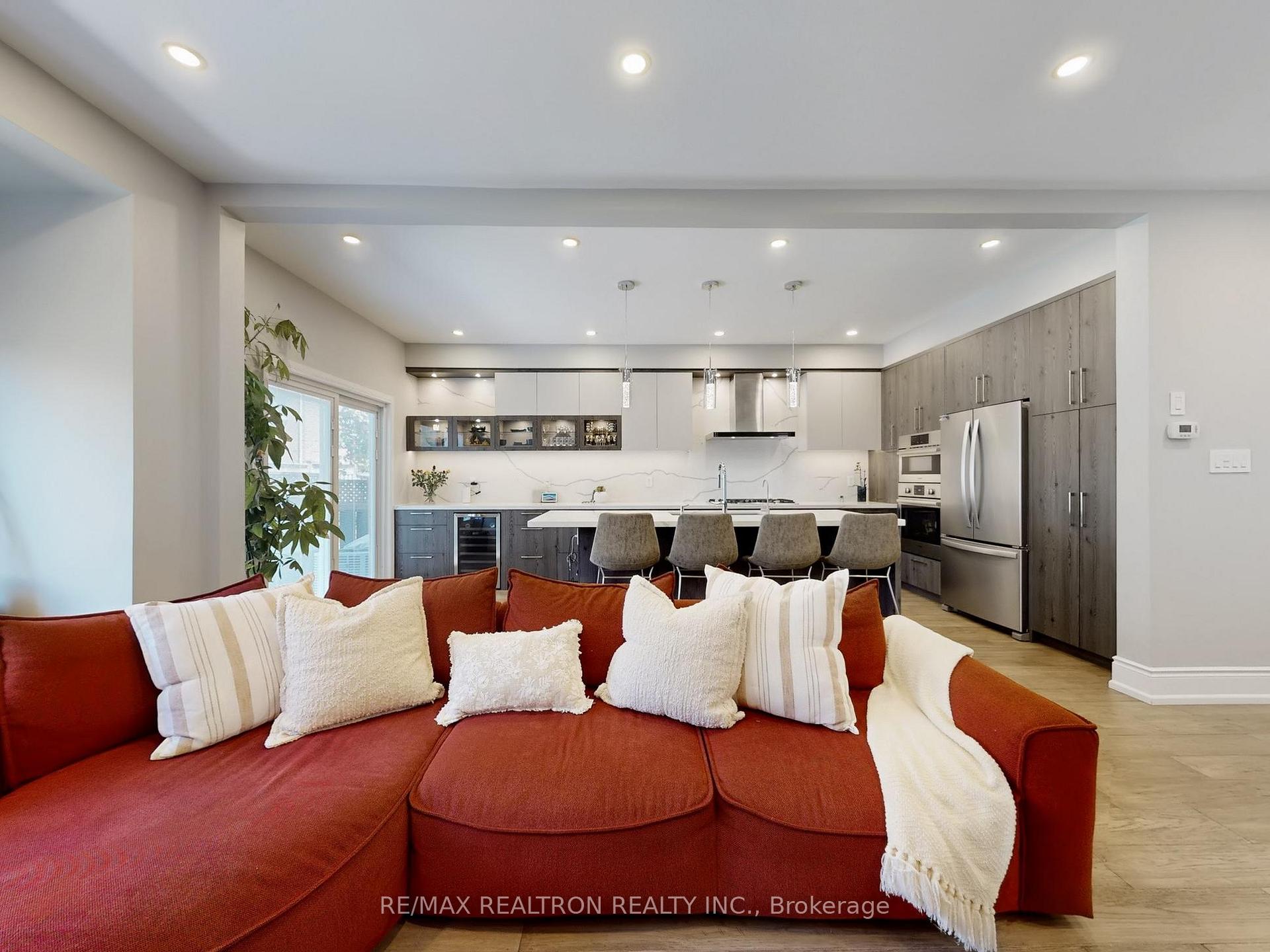 Photo 6 of 115 Bentoak Crescent, Vaughan, Patterson — HOMEH