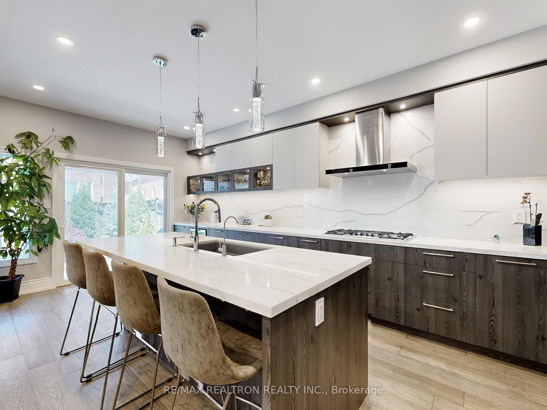 Photo 8 of 115 Bentoak Crescent, Vaughan, Patterson — HOMEH