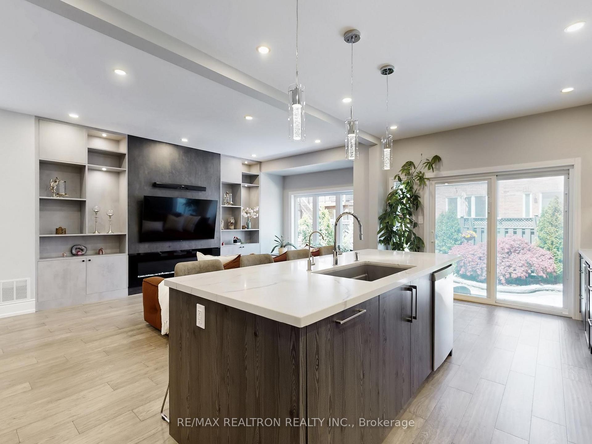 Photo 9 of 115 Bentoak Crescent, Vaughan, Patterson — HOMEH
