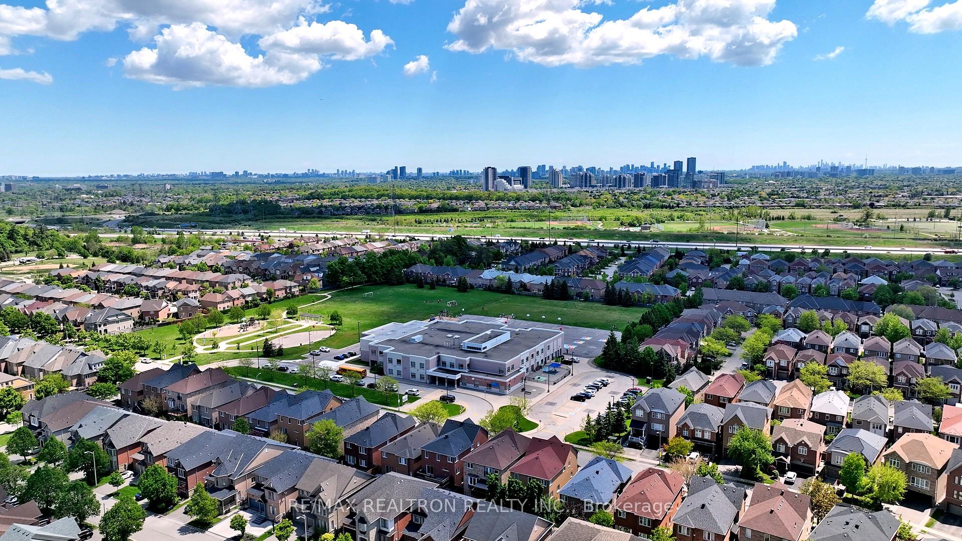 Photo 39 of 115 Bentoak Crescent, Vaughan, Patterson — HOMEH