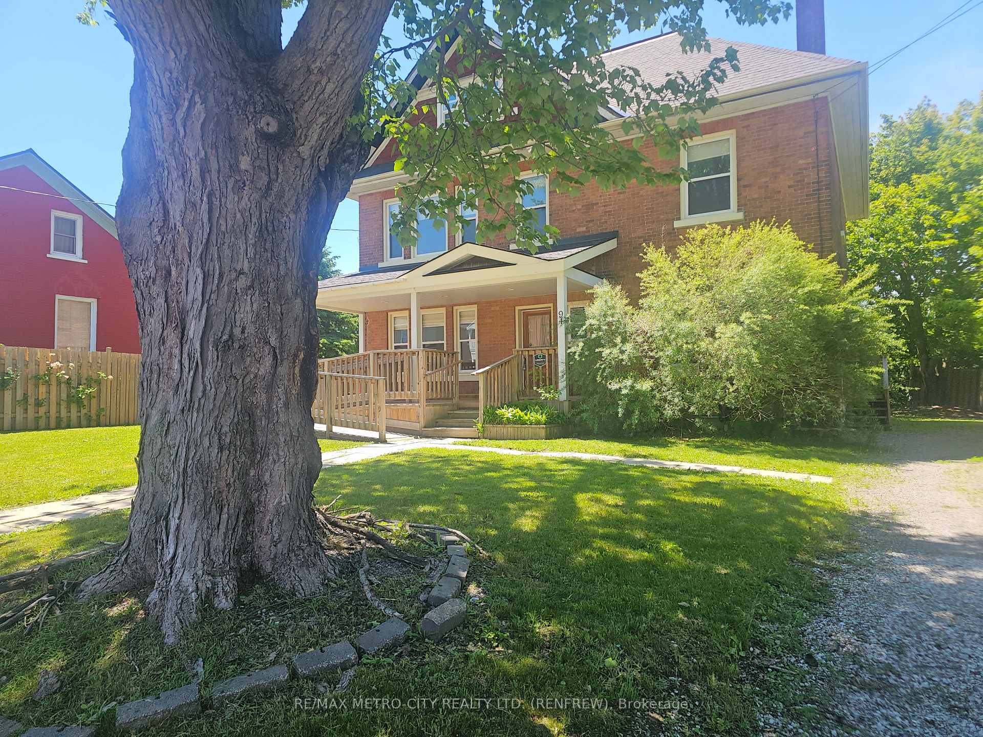 Photo 2 of 94 Argyle Street N, Renfrew, Renfrew — HOMEH
