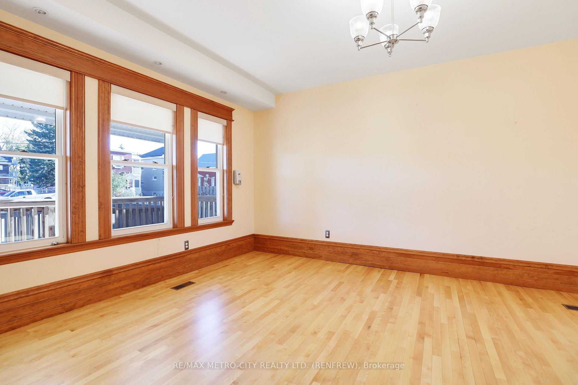 Photo 6 of 94 Argyle Street N, Renfrew, Renfrew — HOMEH
