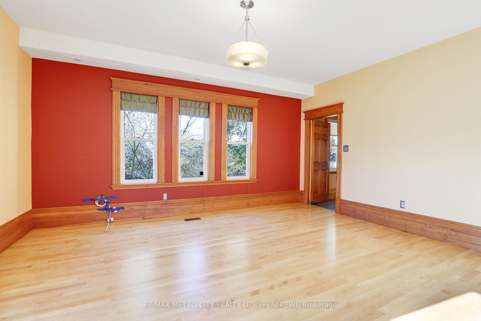Photo 10 of 94 Argyle Street N, Renfrew, Renfrew — HOMEH