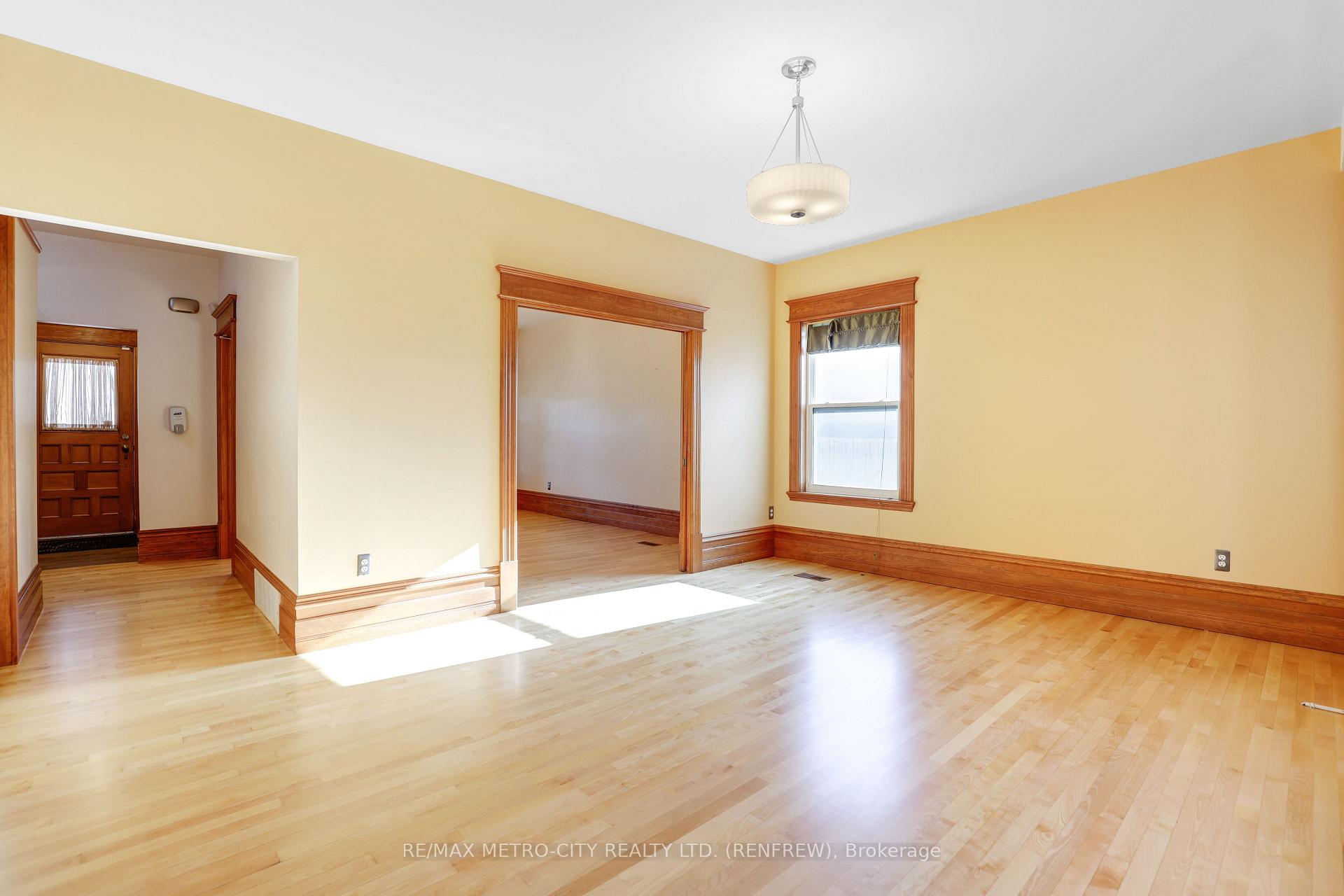 Photo 11 of 94 Argyle Street N, Renfrew, Renfrew — HOMEH