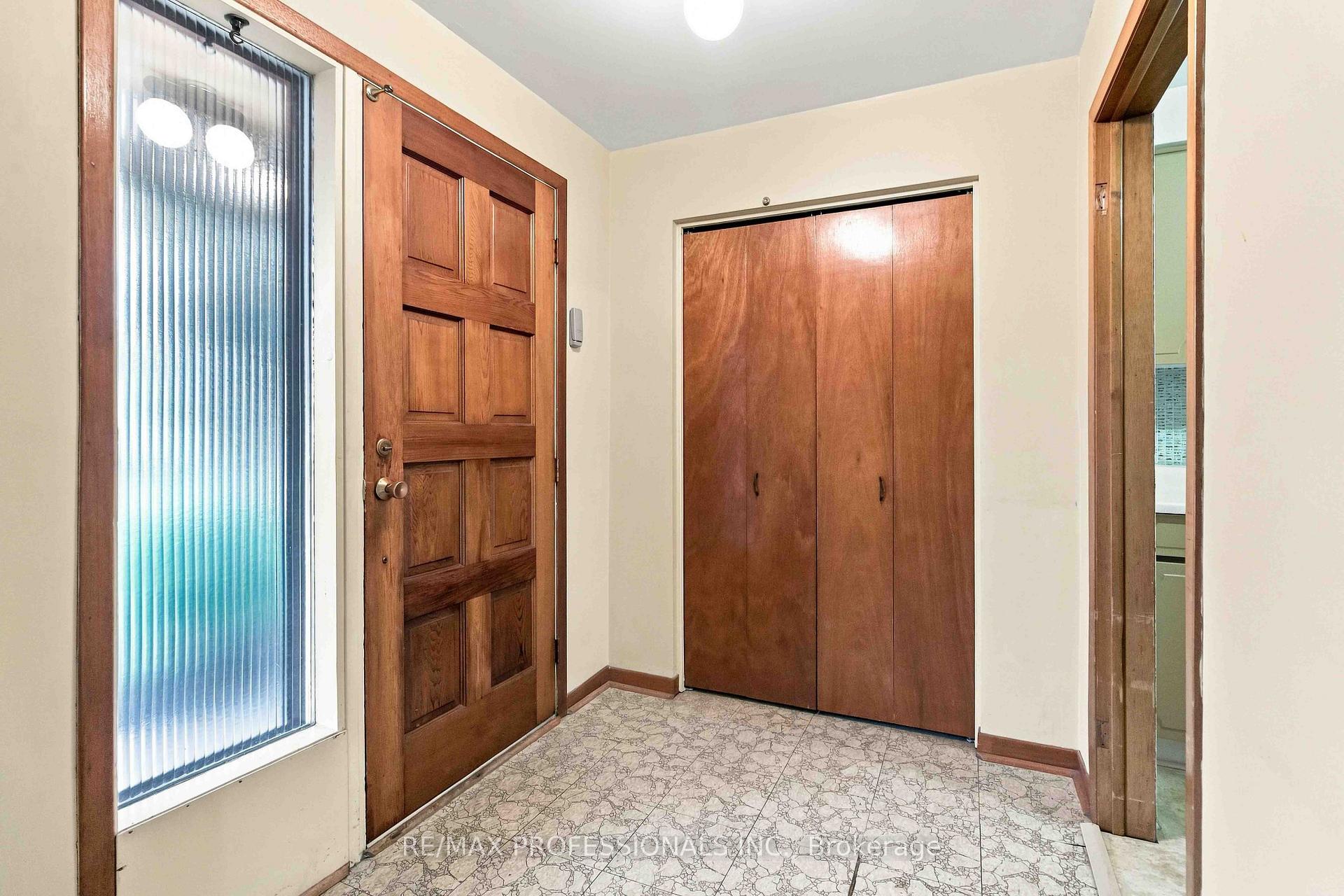 Photo 3 of 7449 Pickfair Drive, Mississauga, Malton — HOMEH