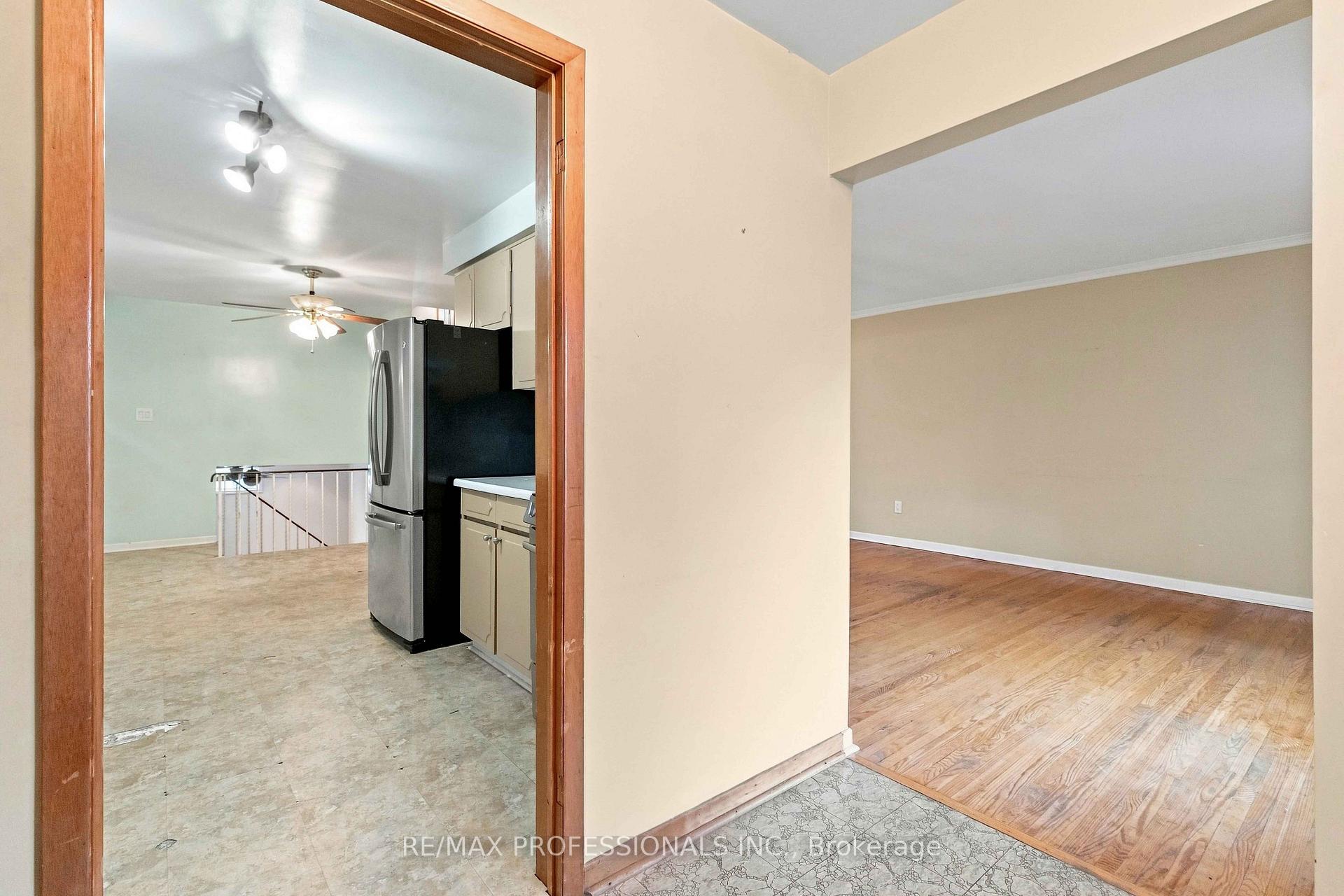 Photo 4 of 7449 Pickfair Drive, Mississauga, Malton — HOMEH