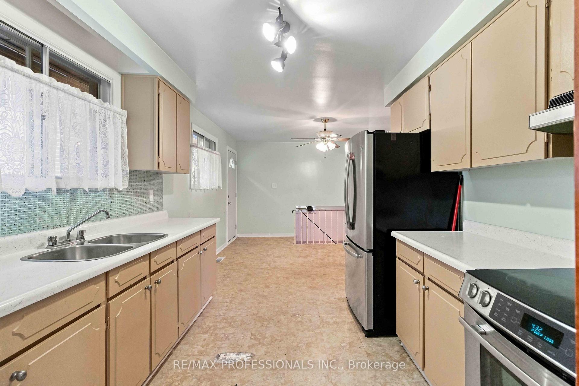 Photo 5 of 7449 Pickfair Drive, Mississauga, Malton — HOMEH