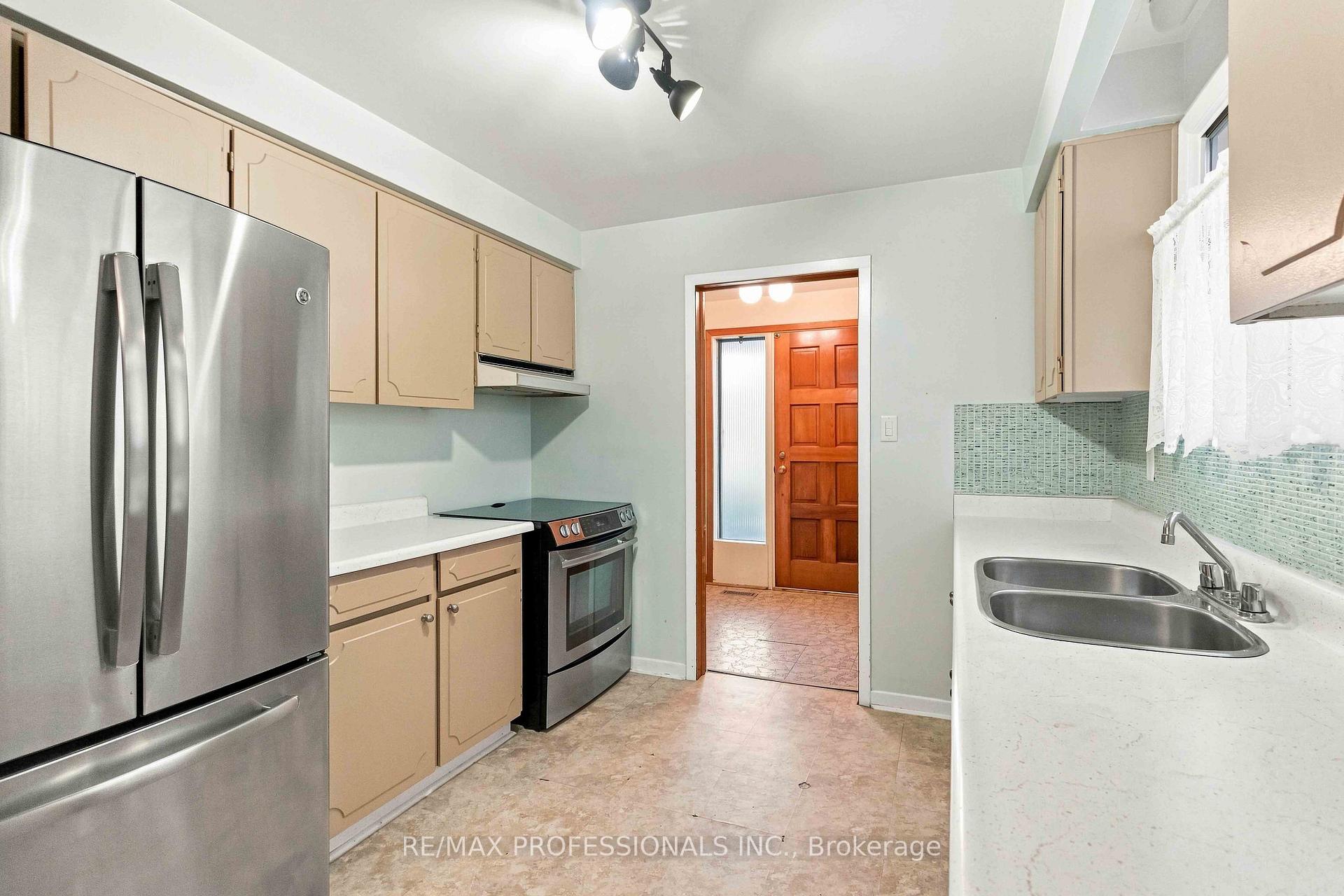 Photo 6 of 7449 Pickfair Drive, Mississauga, Malton — HOMEH
