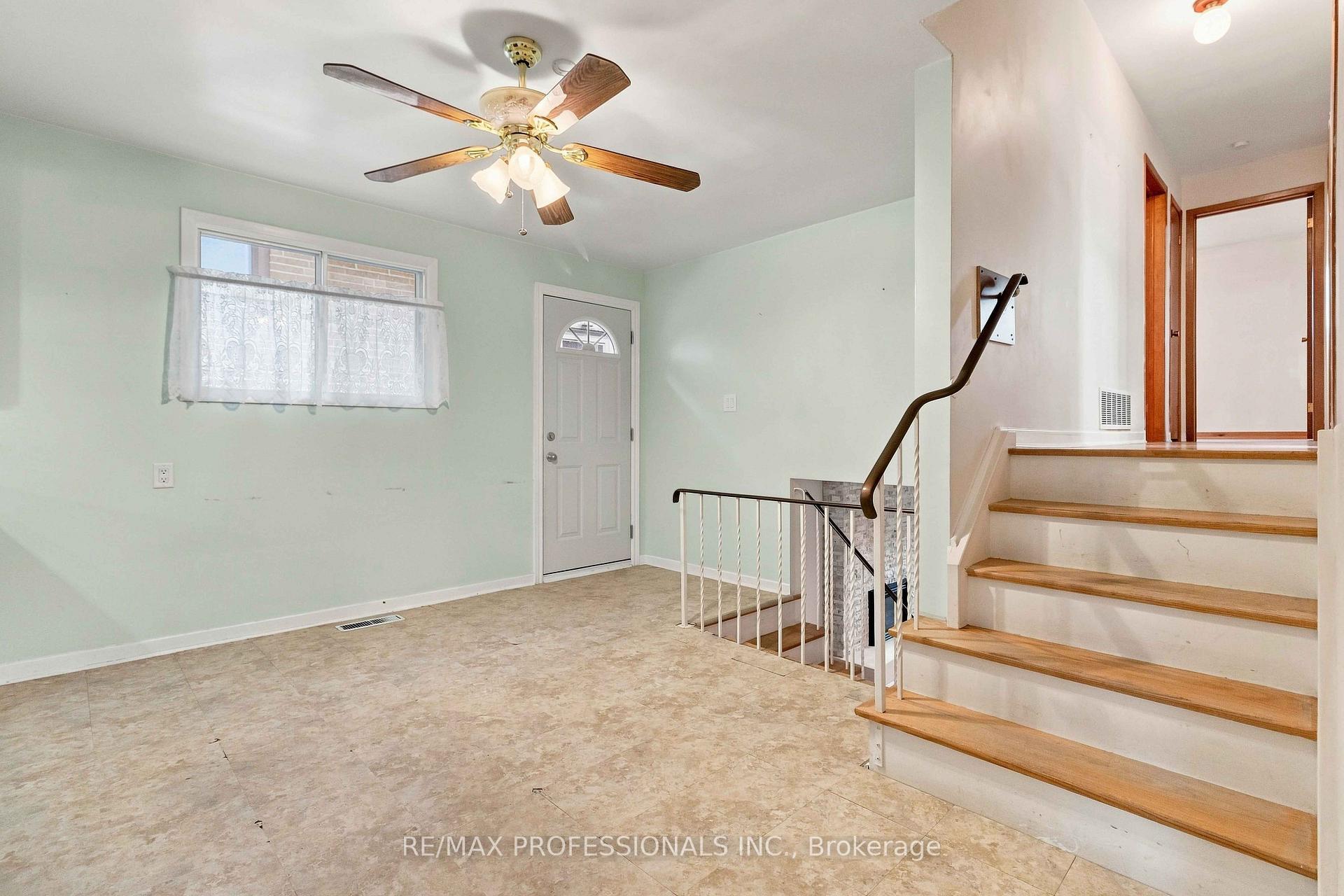 Photo 8 of 7449 Pickfair Drive, Mississauga, Malton — HOMEH