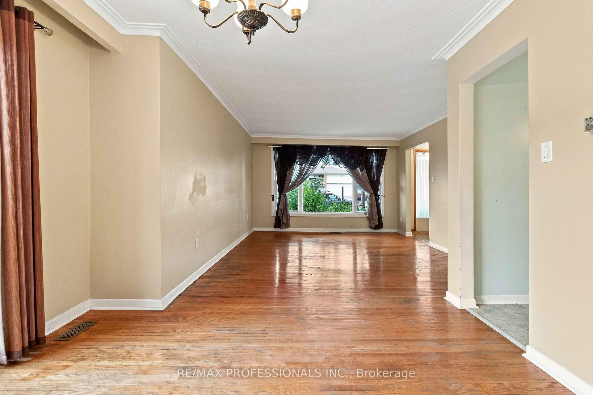 Photo 9 of 7449 Pickfair Drive, Mississauga, Malton — HOMEH