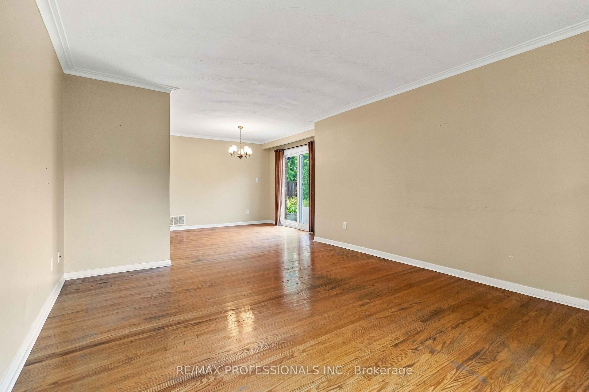 Photo 11 of 7449 Pickfair Drive, Mississauga, Malton — HOMEH
