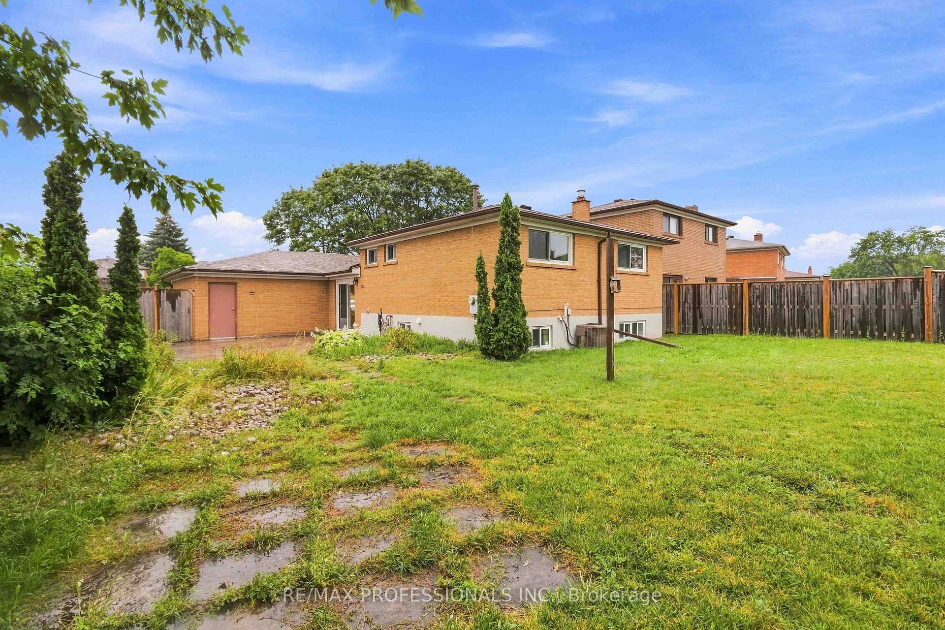 Photo 31 of 7449 Pickfair Drive, Mississauga, Malton — HOMEH