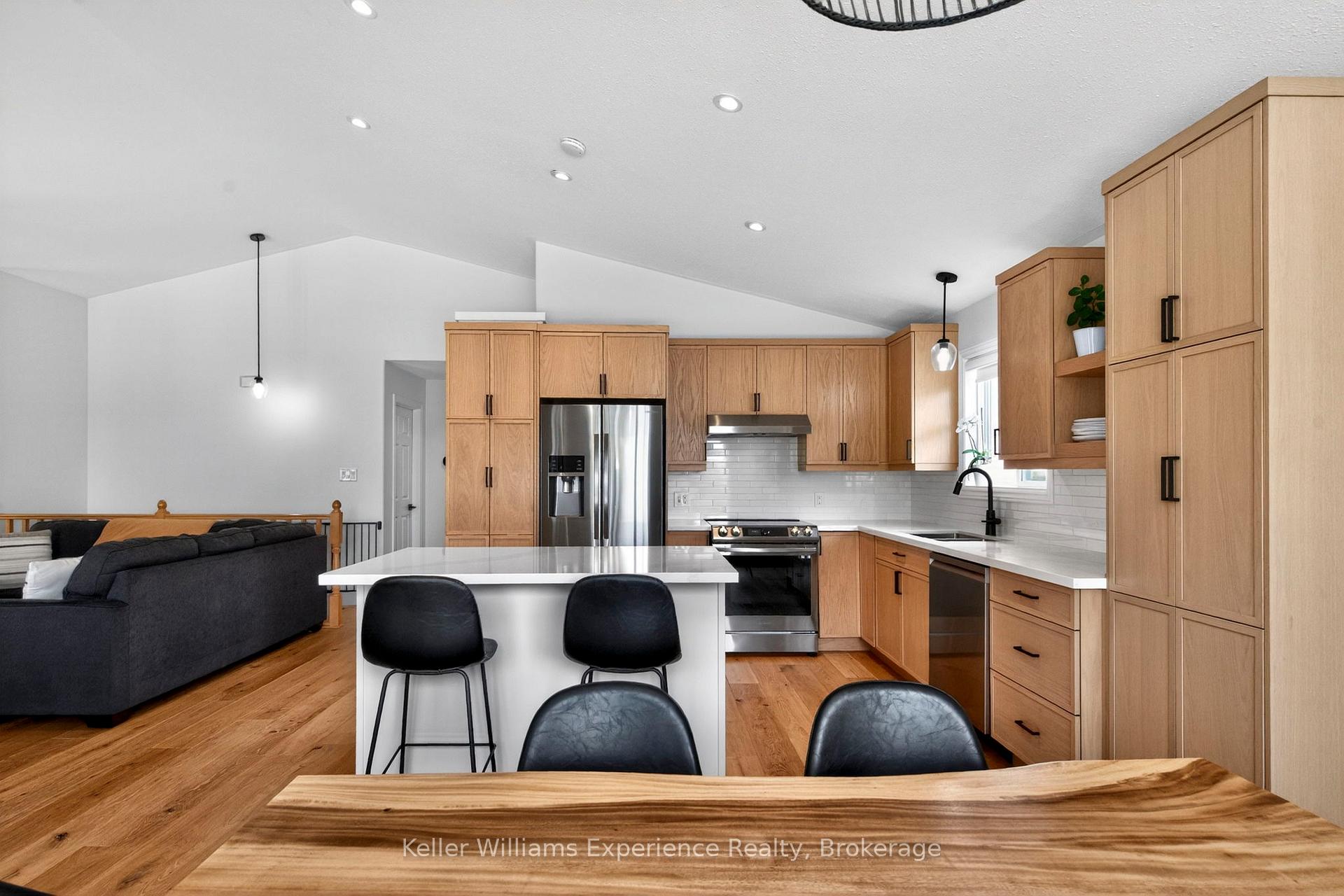Photo 4 of 75 Hoyt Avenue, Tay, Victoria Harbour — HOMEH