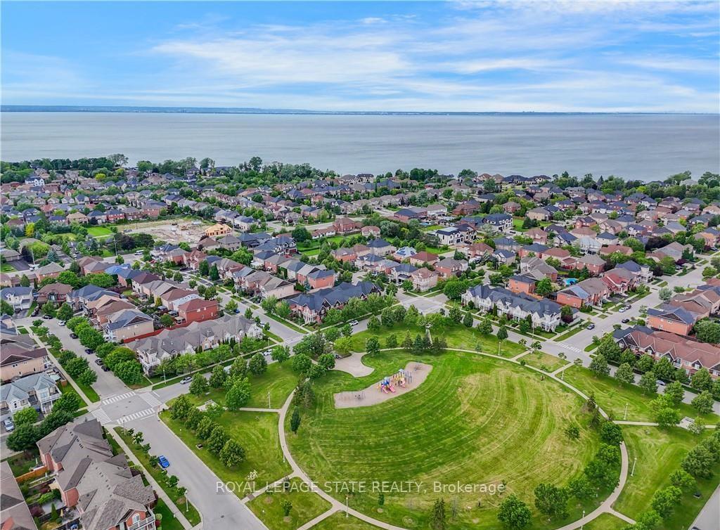 Photo 3 of 33 Panorama Way, Hamilton, Stoney Creek — HOMEH