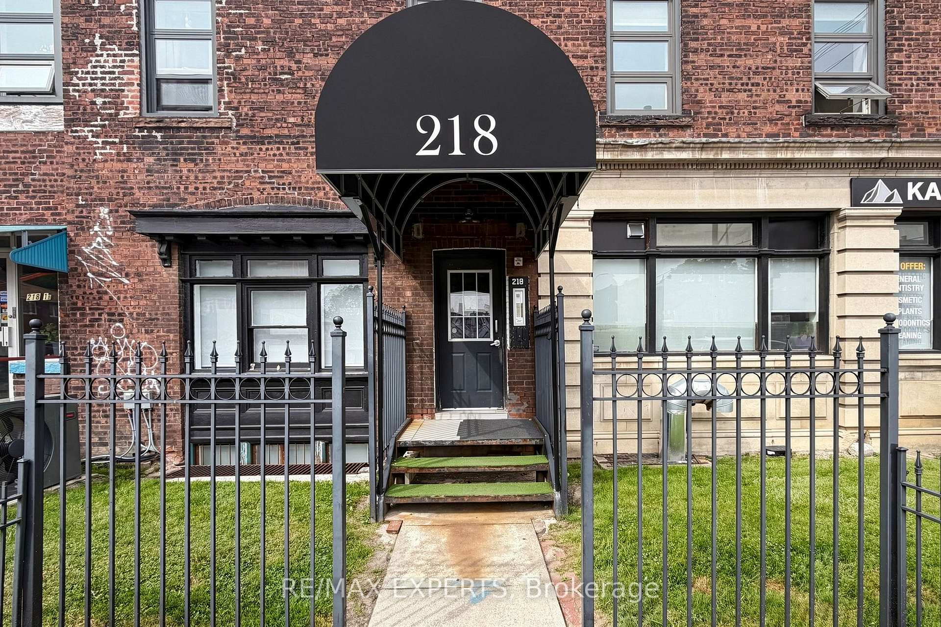 Photo 4 of Unit 204, 218 Close Avenue, Toronto, South Parkdale — HOMEH