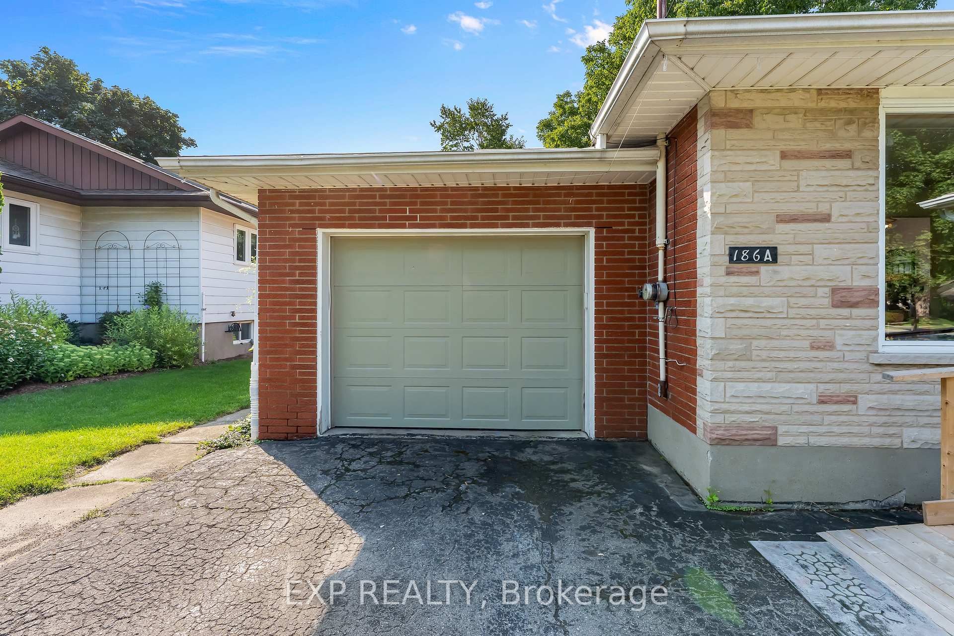 Photo 3 of 186A Lakeshore Road, St. Catharines, Vine/Linwell — HOMEH