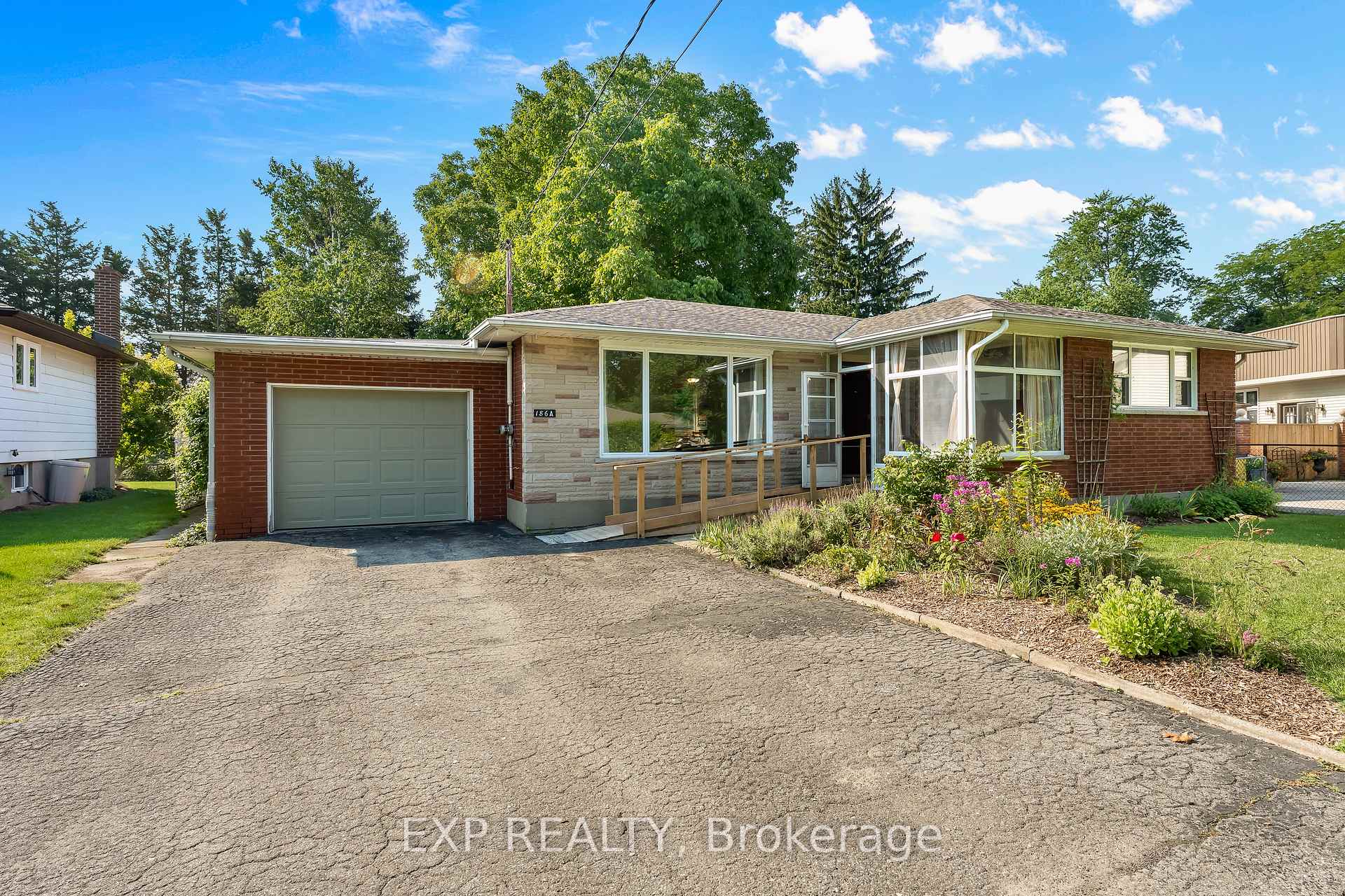 Photo 5 of 186A Lakeshore Road, St. Catharines, Vine/Linwell — HOMEH