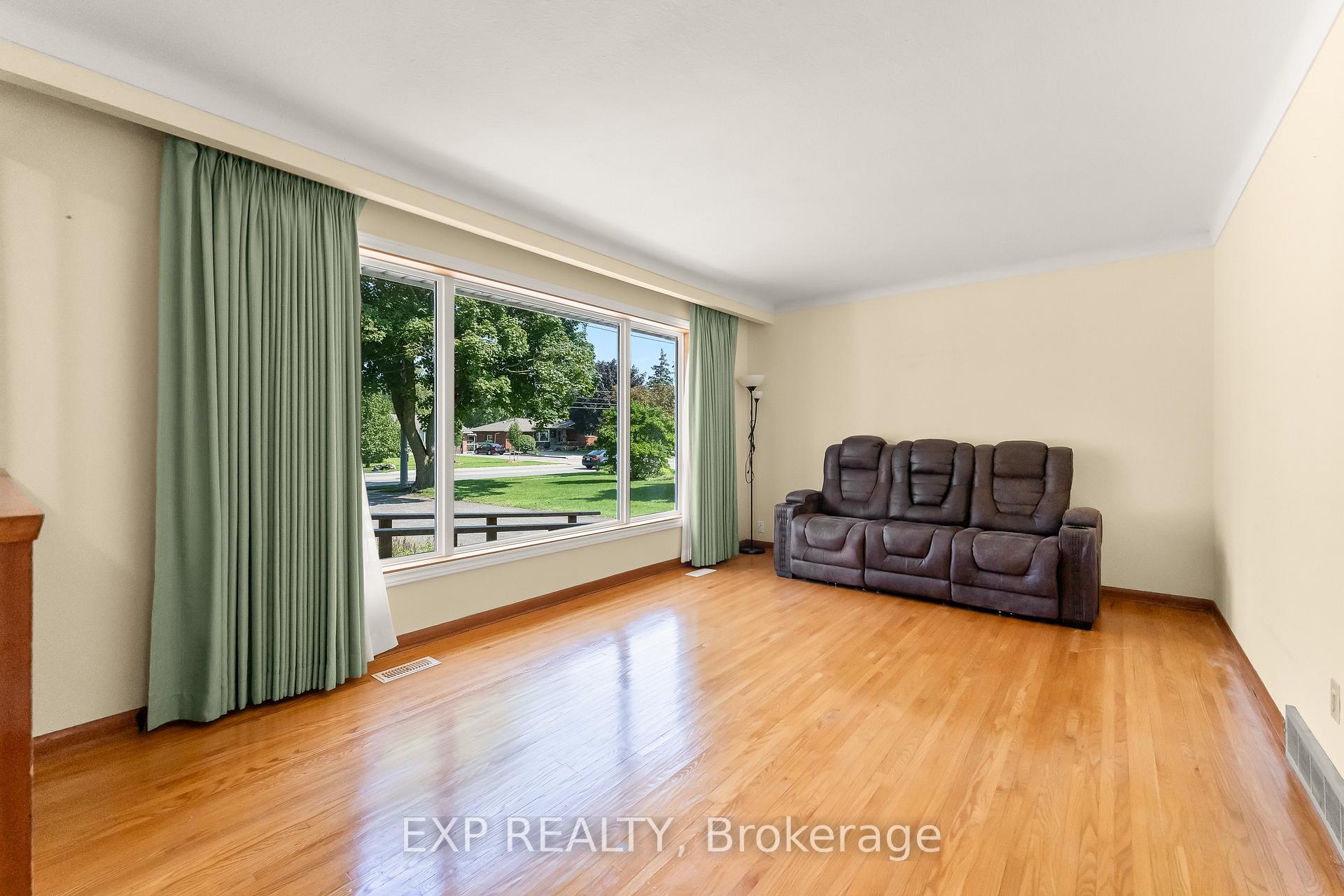 Photo 8 of 186A Lakeshore Road, St. Catharines, Vine/Linwell — HOMEH