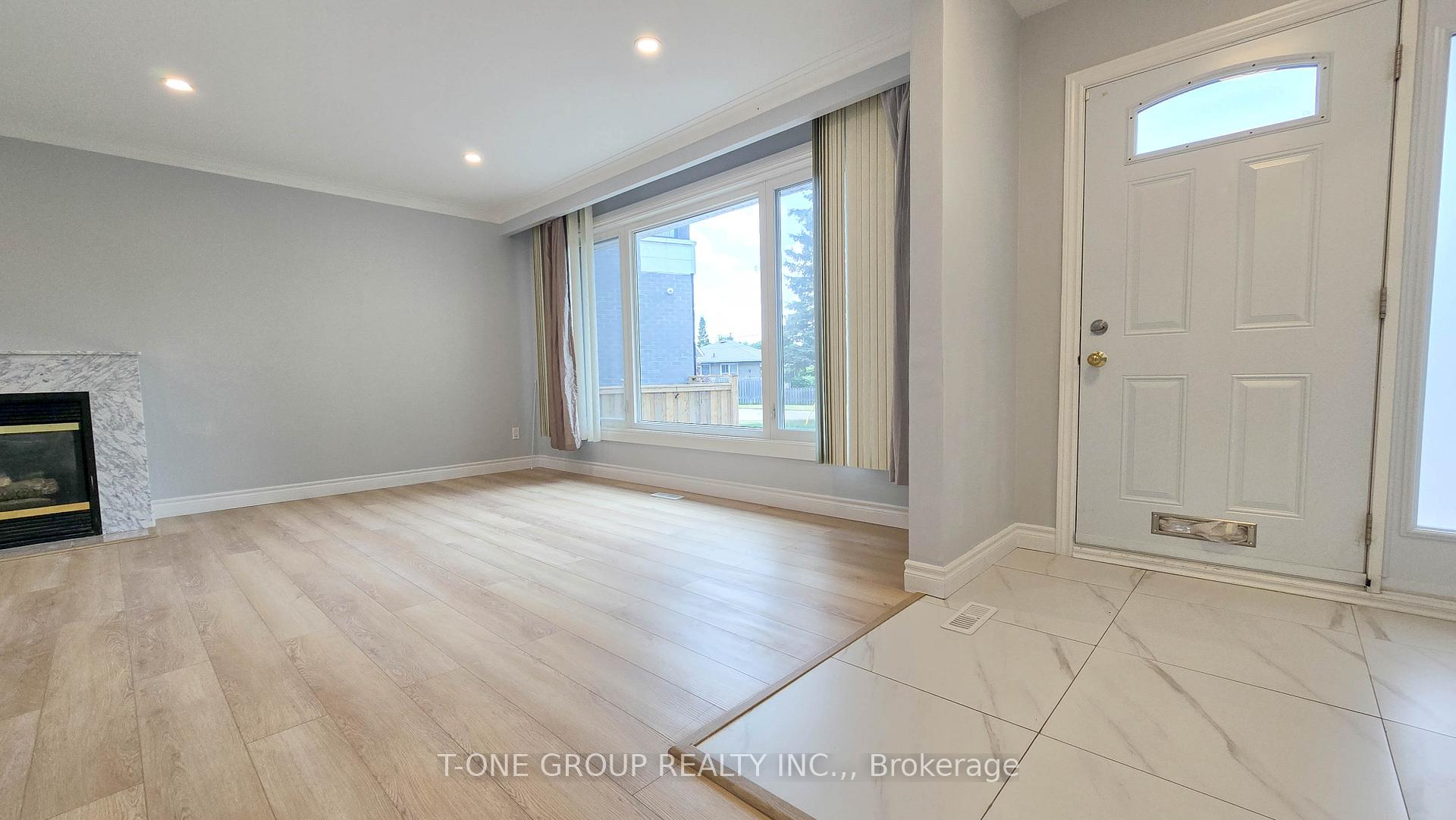 Photo 3 of Unit MAIN, 452 Lynett Crescent, Richmond Hill, Crosby — HOMEH