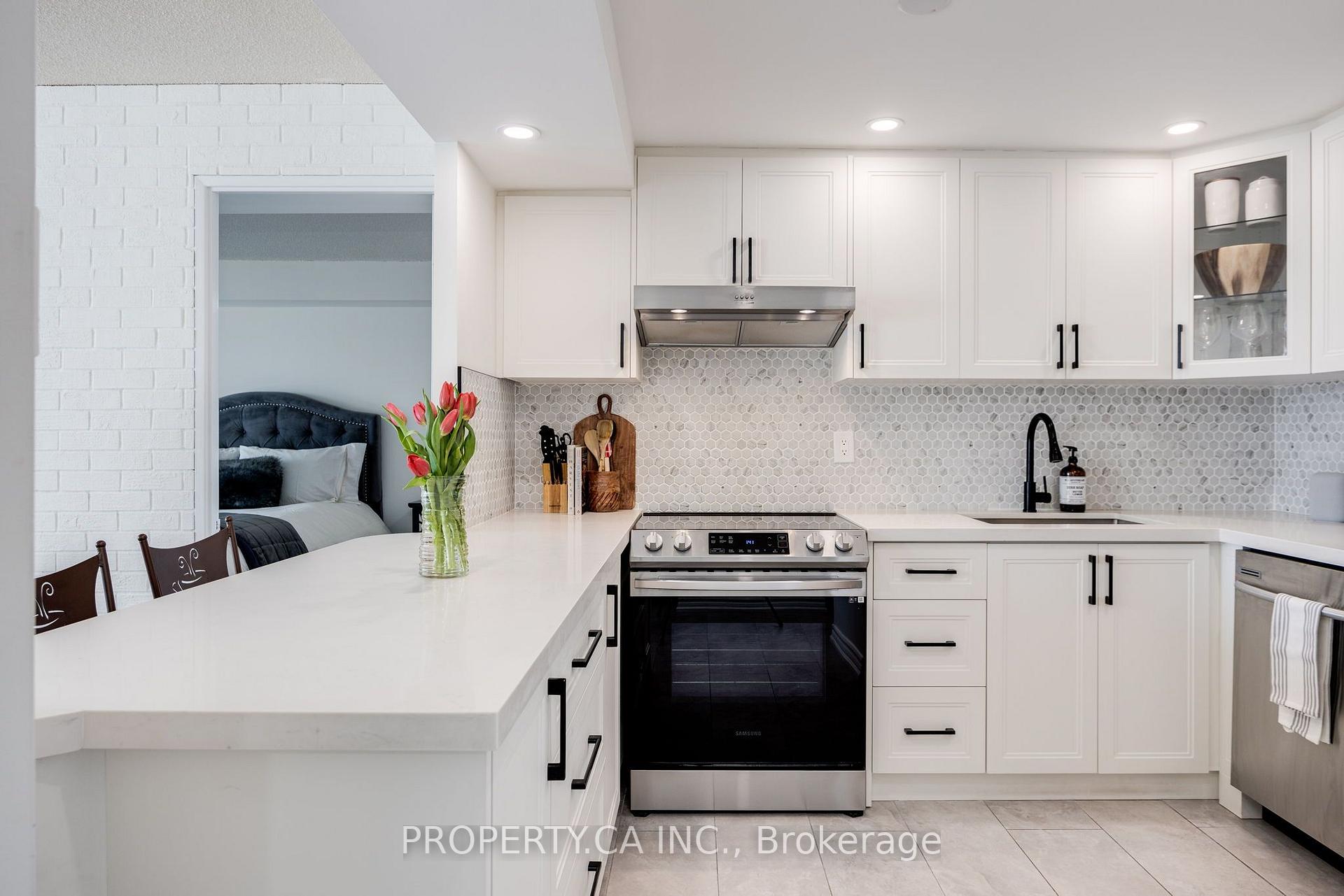 Photo 3 of Unit 813, 705 King Street W, Toronto, Niagara — HOMEH
