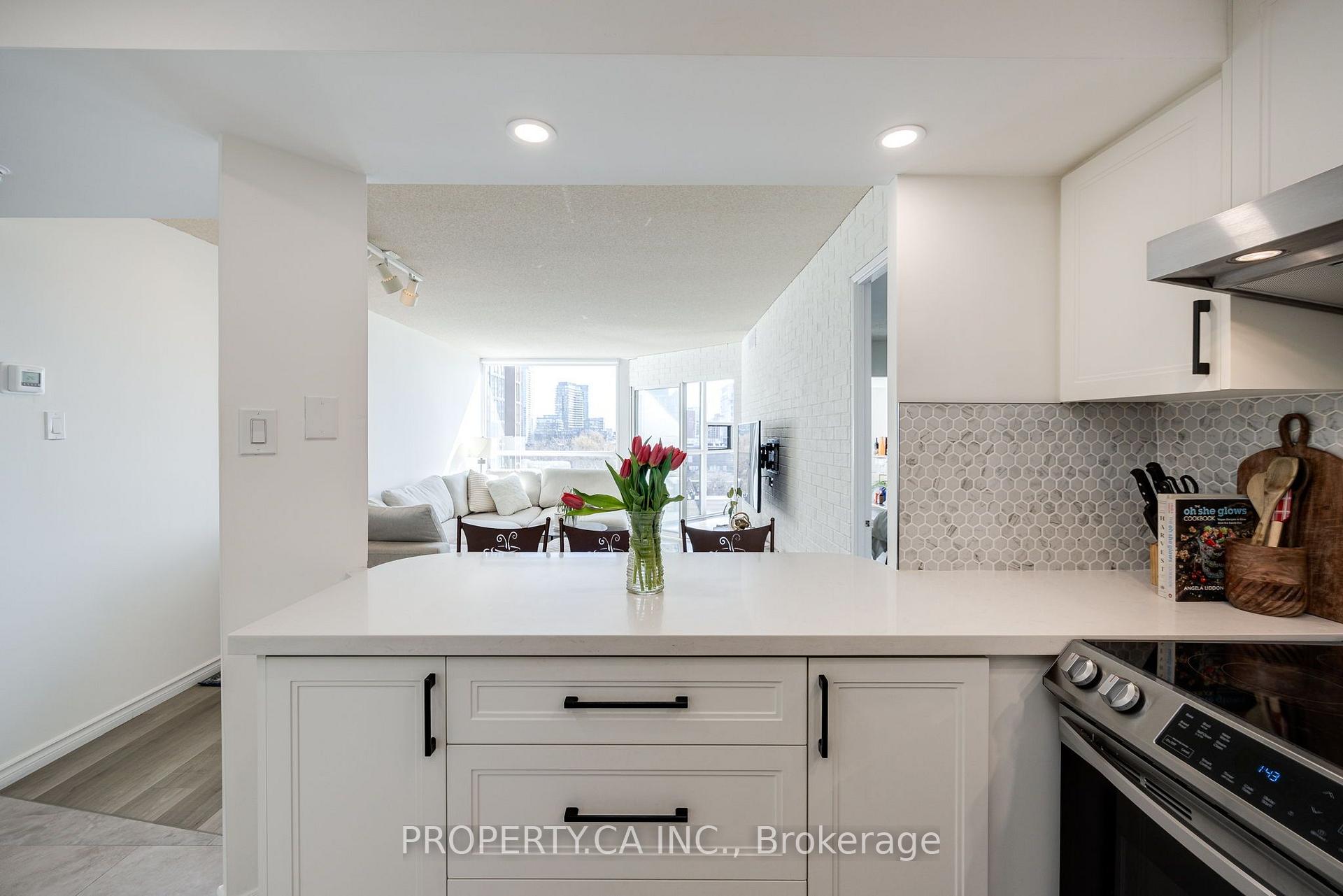 Photo 7 of Unit 813, 705 King Street W, Toronto, Niagara — HOMEH