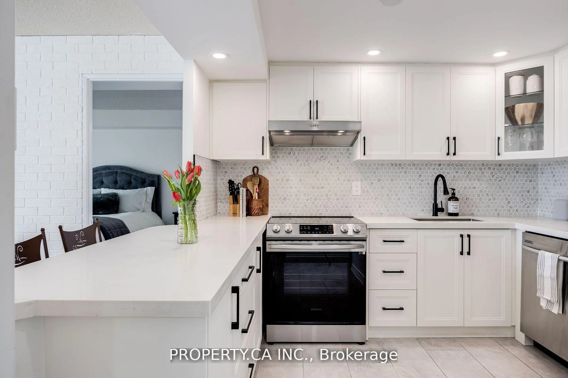 Photo 4 of Unit 813, 705 King Street W, Toronto, Niagara — HOMEH