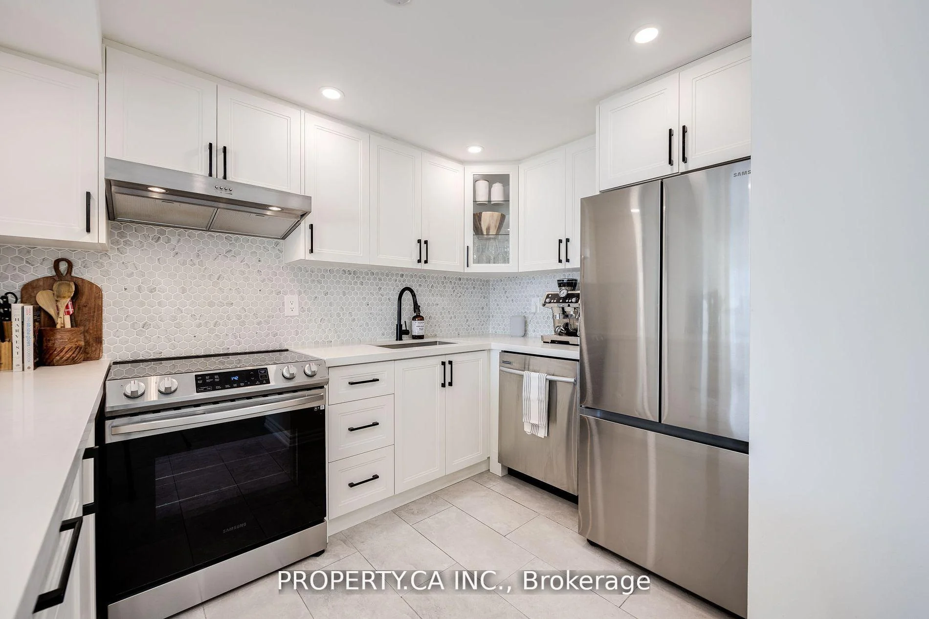 Photo 6 of Unit 813, 705 King Street W, Toronto, Niagara — HOMEH