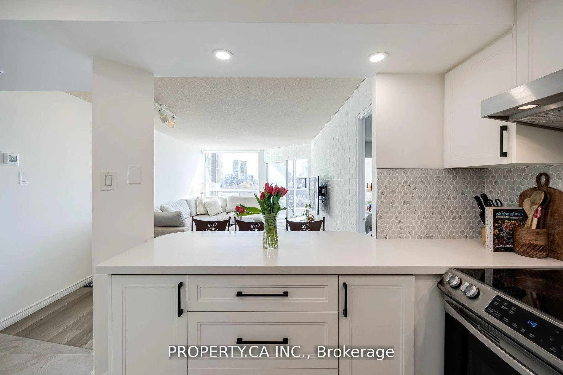 Photo 8 of Unit 813, 705 King Street W, Toronto, Niagara — HOMEH