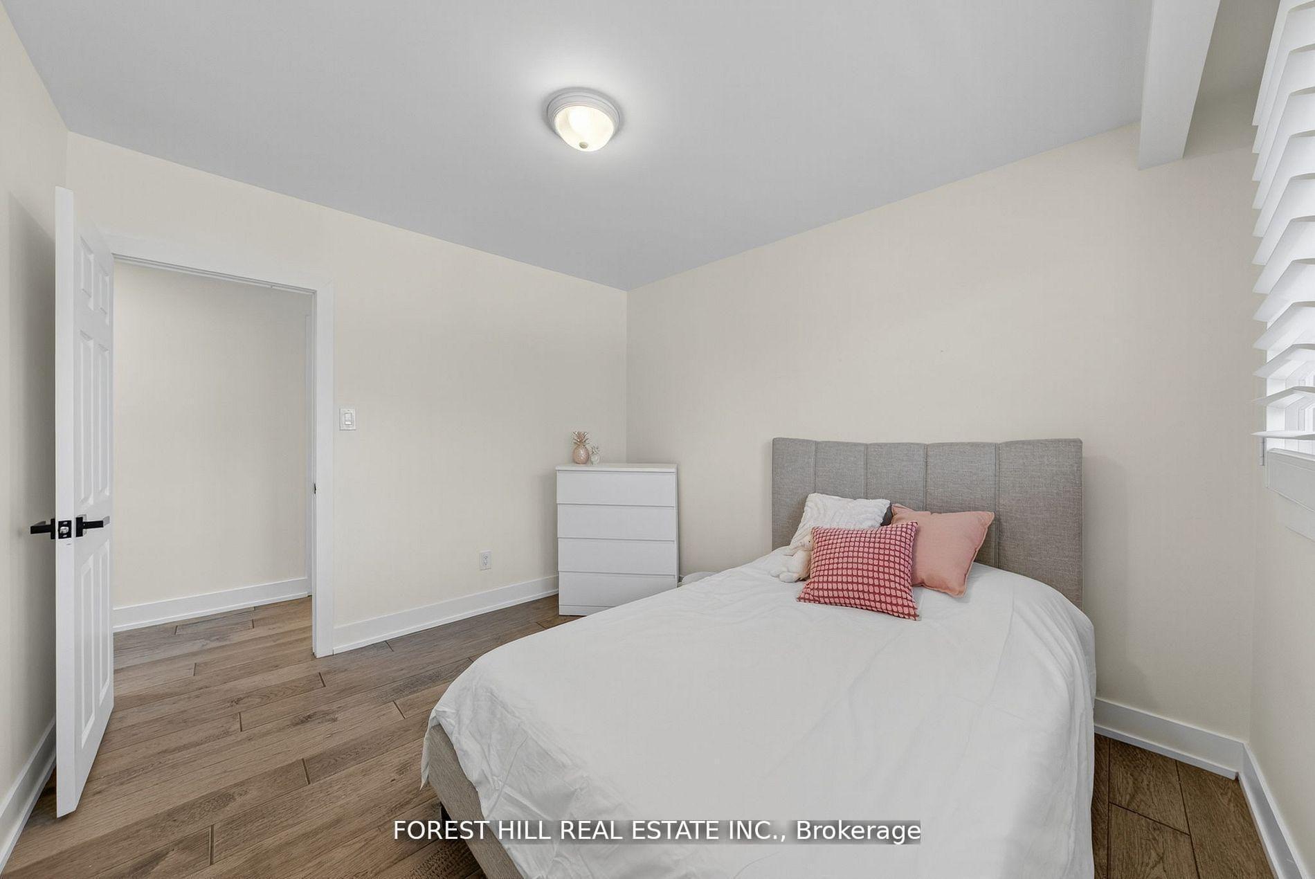 Photo 22 of 37 Cherry Post Crescent, Etobicoke, Markland Wood — HOMEH