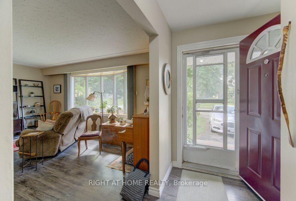 Photo 2 of 204 Holborn Drive, Kitchener, Heritage Park - Kitchener — HOMEH