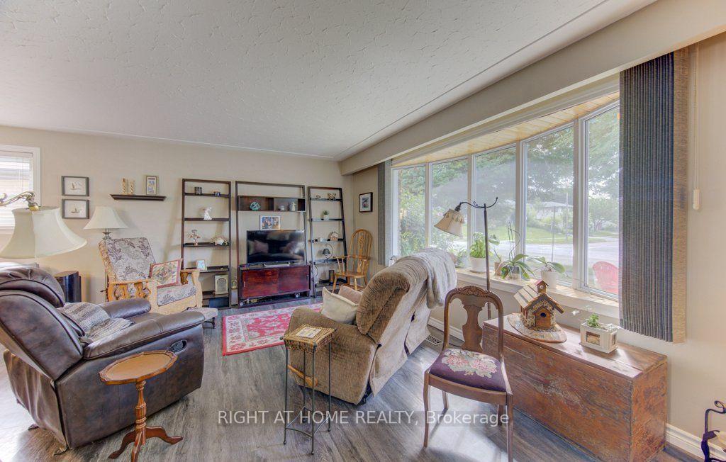 Photo 8 of 204 Holborn Drive, Kitchener, Heritage Park - Kitchener — HOMEH