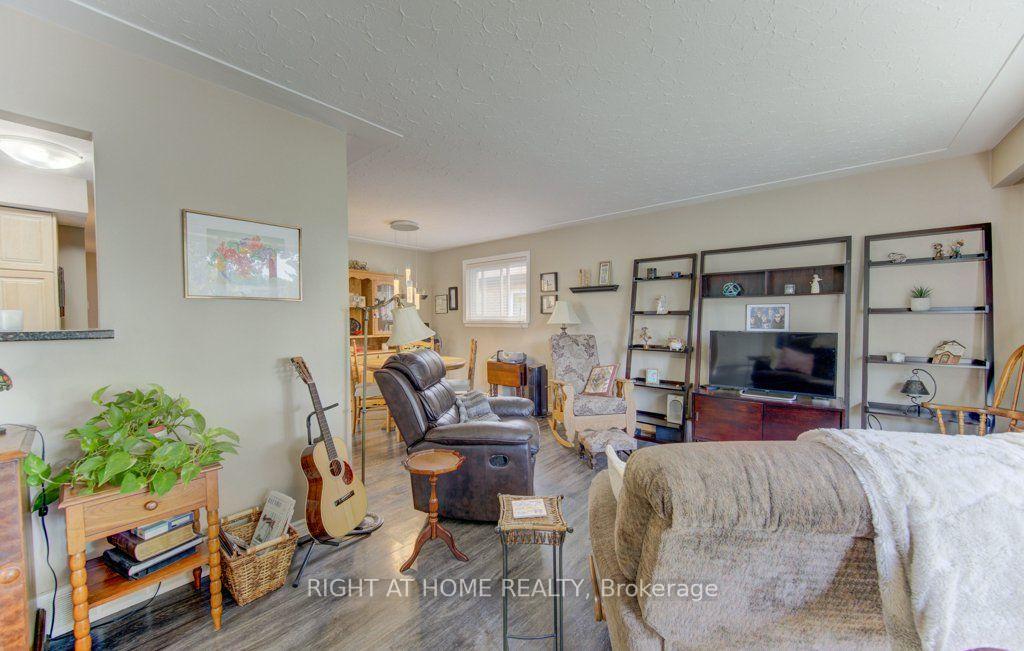 Photo 10 of 204 Holborn Drive, Kitchener, Heritage Park - Kitchener — HOMEH