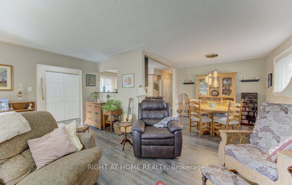 Photo 12 of 204 Holborn Drive, Kitchener, Heritage Park - Kitchener — HOMEH
