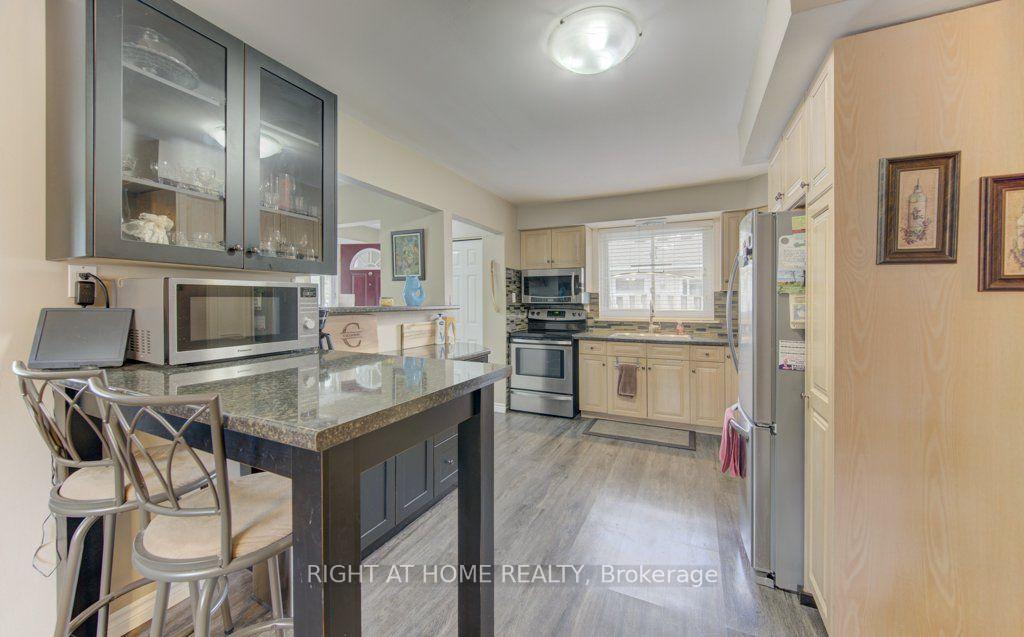 Photo 16 of 204 Holborn Drive, Kitchener, Heritage Park - Kitchener — HOMEH