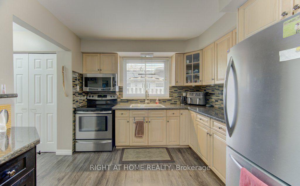Photo 18 of 204 Holborn Drive, Kitchener, Heritage Park - Kitchener — HOMEH