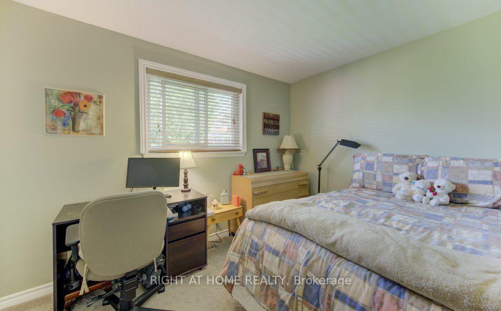 Photo 25 of 204 Holborn Drive, Kitchener, Heritage Park - Kitchener — HOMEH