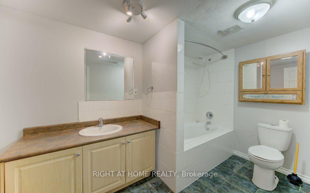 Photo 33 of 204 Holborn Drive, Kitchener, Heritage Park - Kitchener — HOMEH