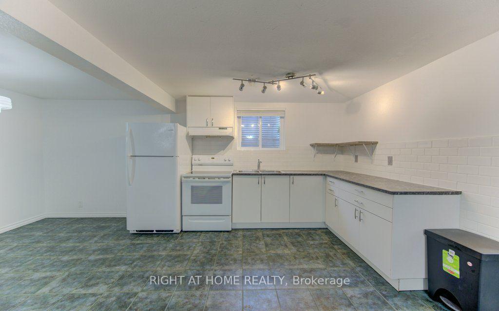 Photo 35 of 204 Holborn Drive, Kitchener, Heritage Park - Kitchener — HOMEH