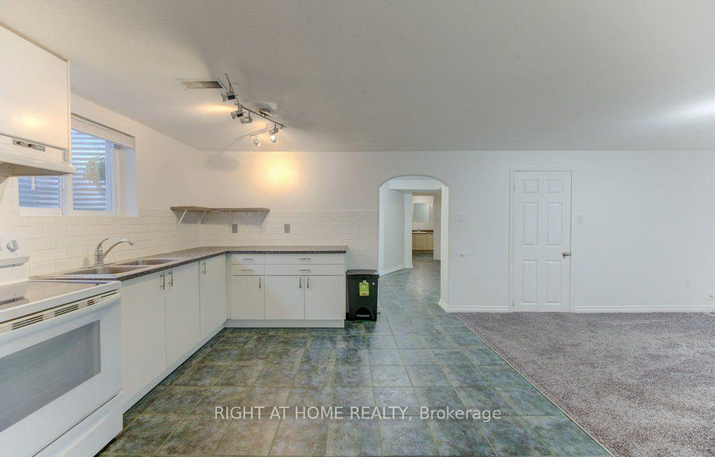 Photo 37 of 204 Holborn Drive, Kitchener, Heritage Park - Kitchener — HOMEH