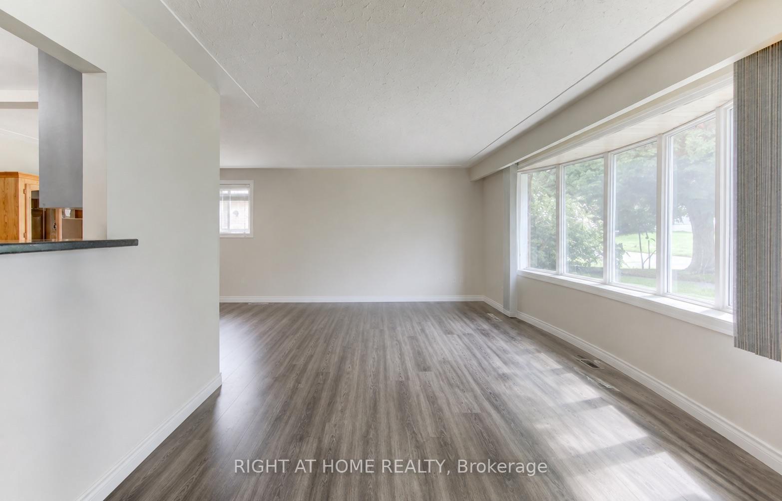 Photo 3 of 204 Holborn Drive, Kitchener, Heritage Park - Kitchener — HOMEH