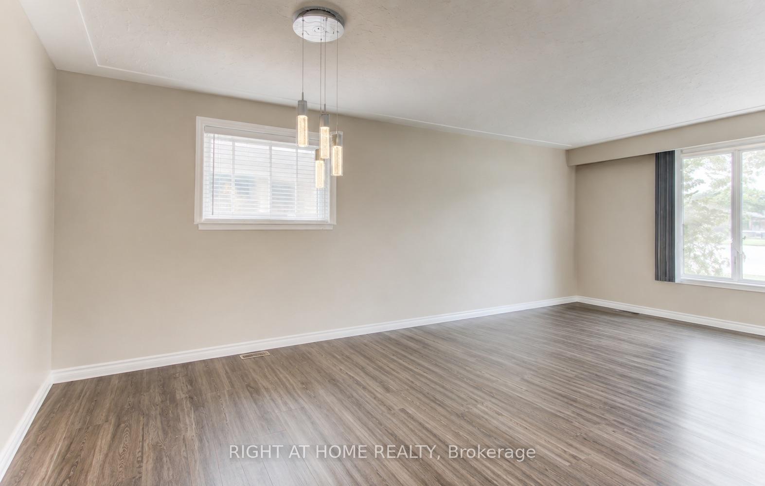 Photo 5 of 204 Holborn Drive, Kitchener, Heritage Park - Kitchener — HOMEH