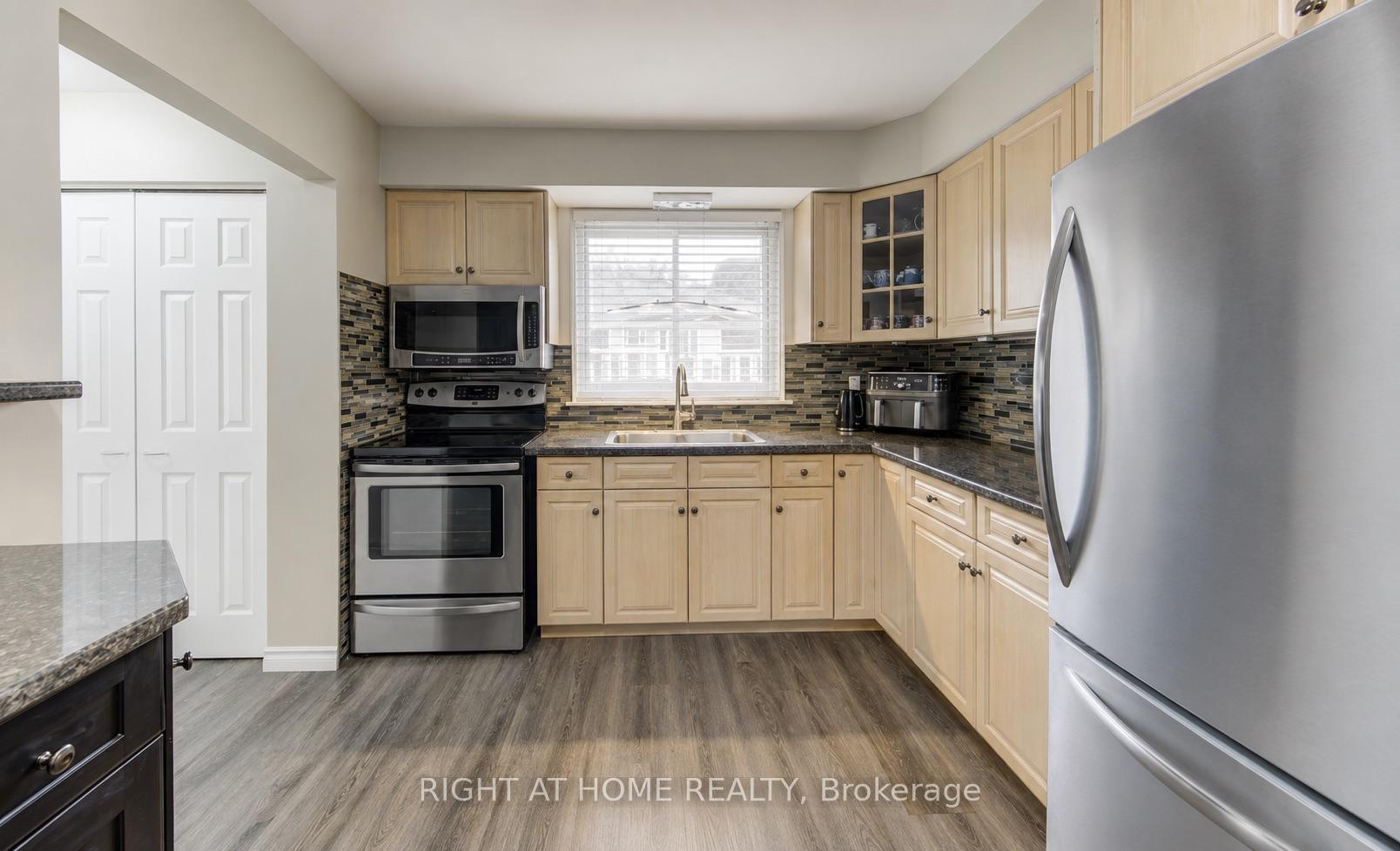 Photo 9 of 204 Holborn Drive, Kitchener, Heritage Park - Kitchener — HOMEH
