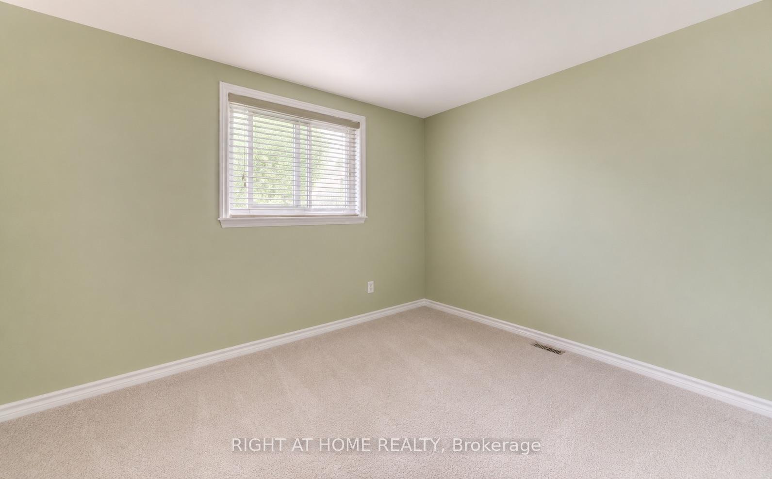 Photo 17 of 204 Holborn Drive, Kitchener, Heritage Park - Kitchener — HOMEH