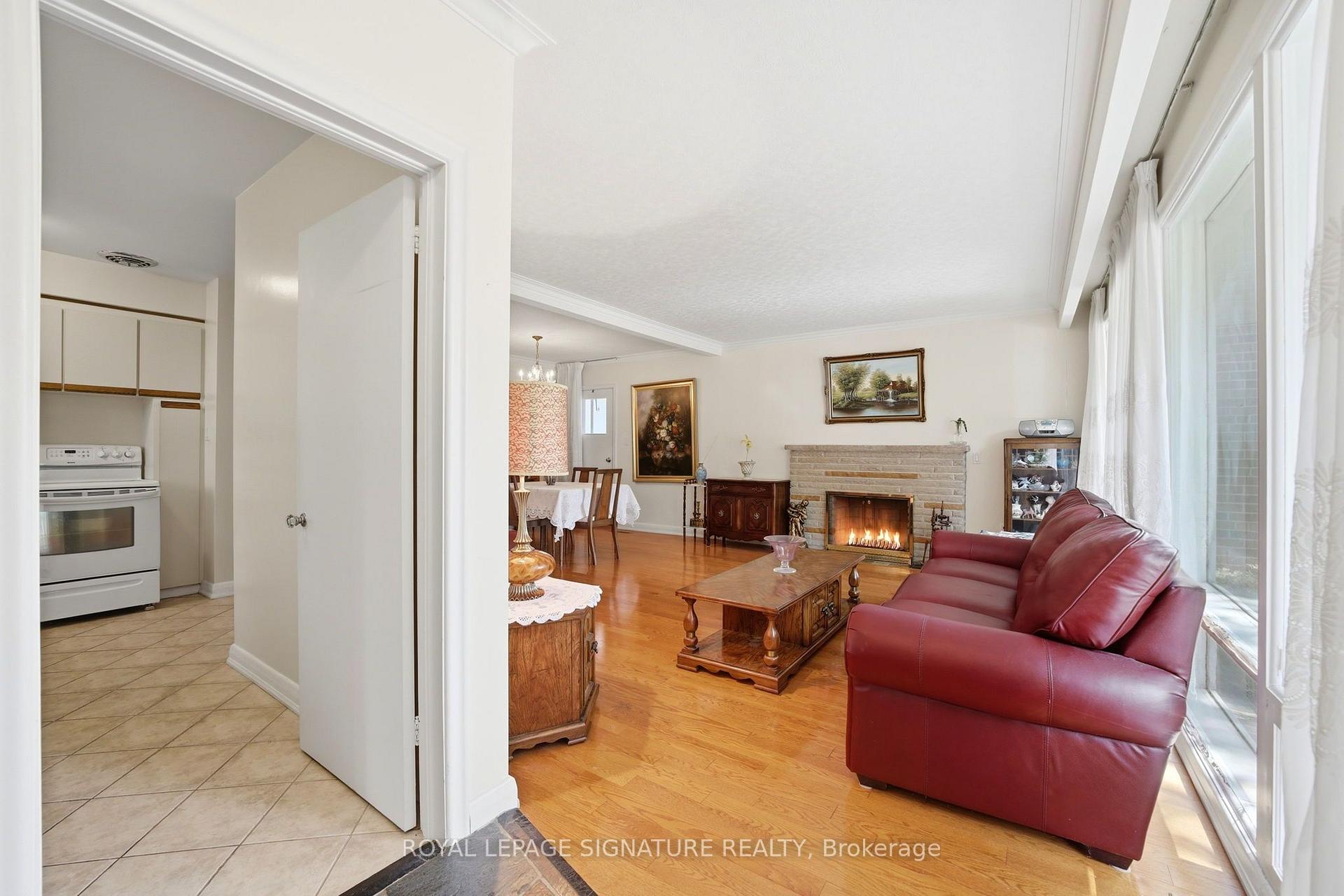 Photo 4 of 40 Kirk Bradden Road E, Etobicoke, Stonegate-Queensway — HOMEH