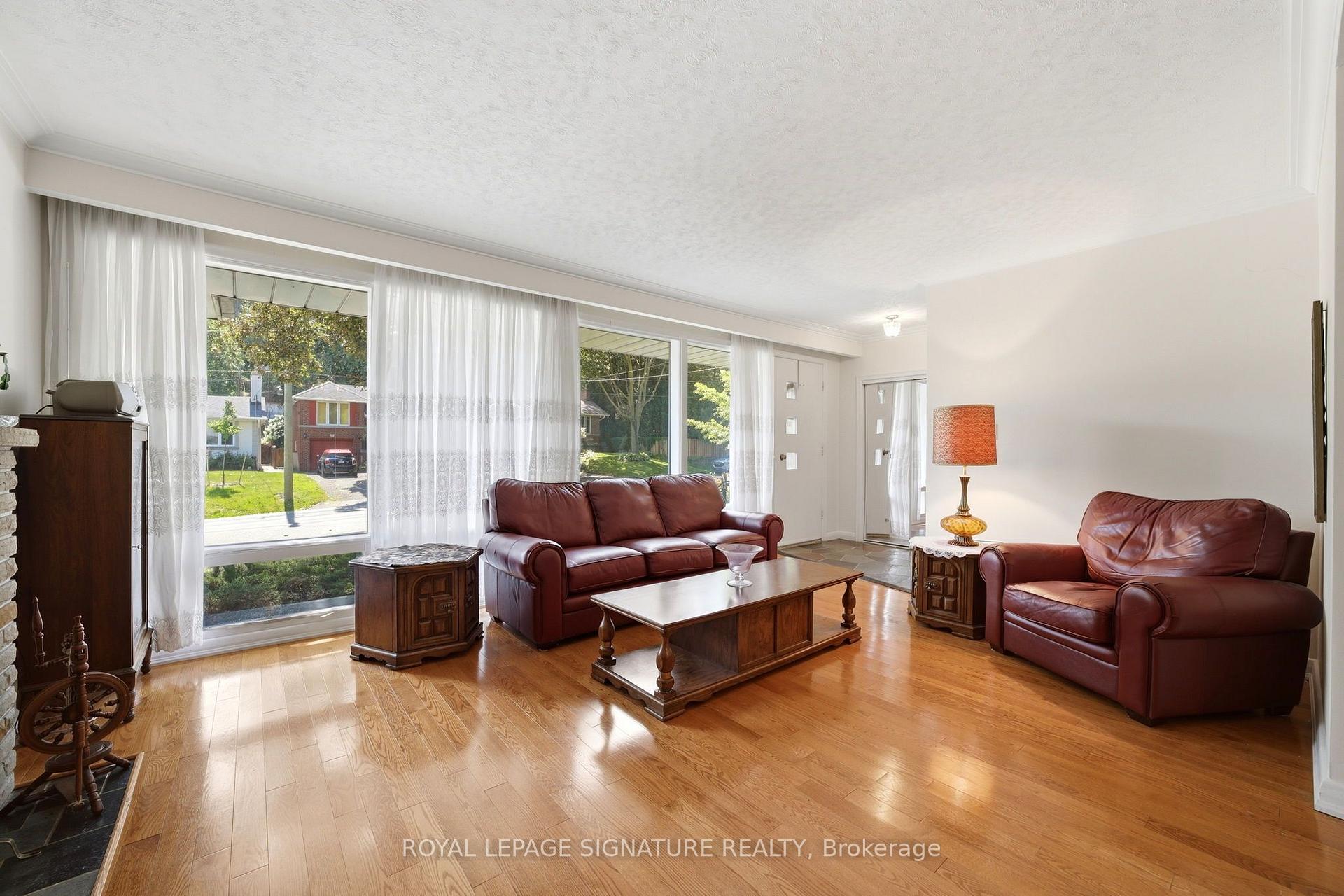 Photo 7 of 40 Kirk Bradden Road E, Etobicoke, Stonegate-Queensway — HOMEH