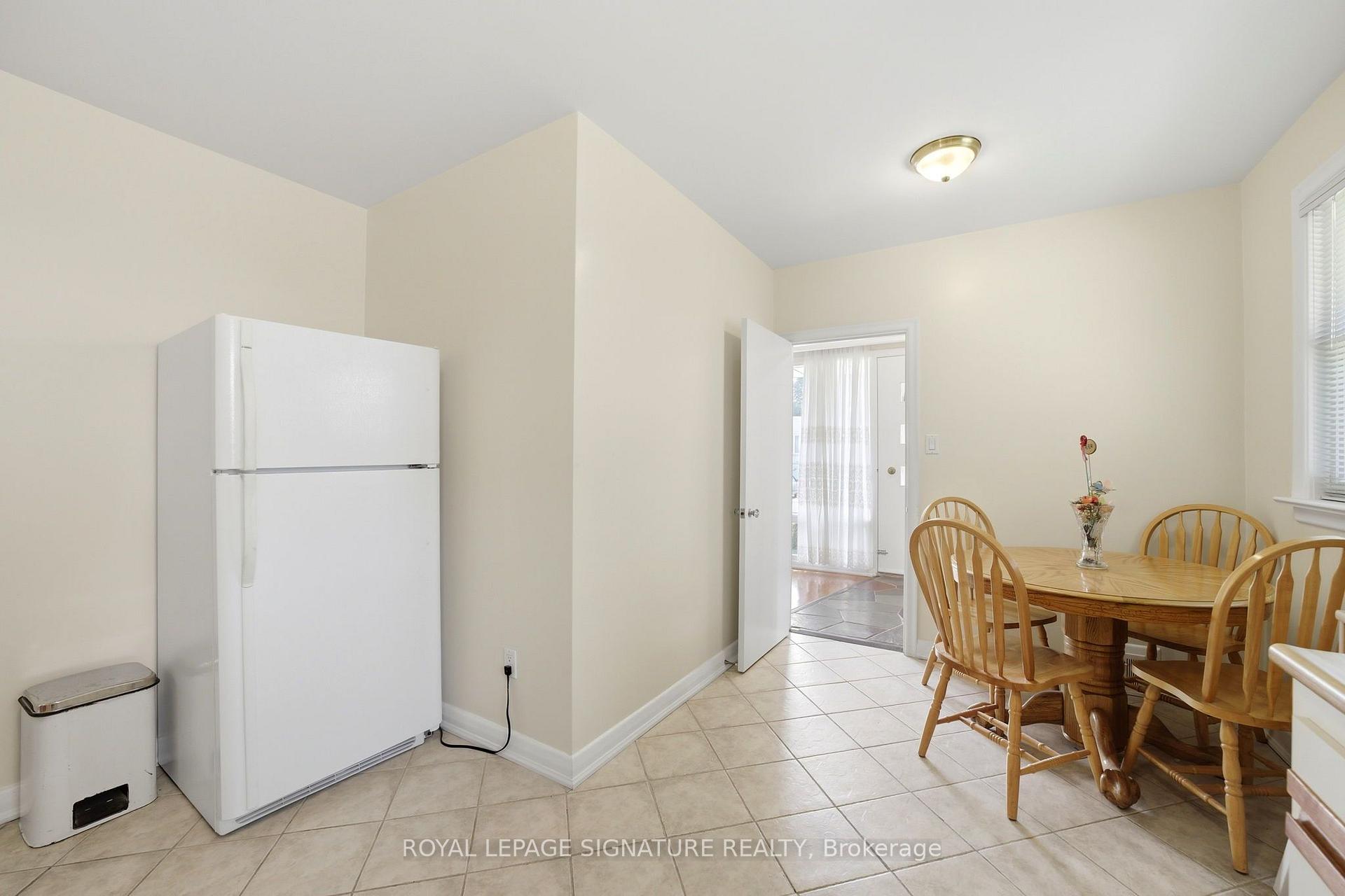 Photo 8 of 40 Kirk Bradden Road E, Etobicoke, Stonegate-Queensway — HOMEH