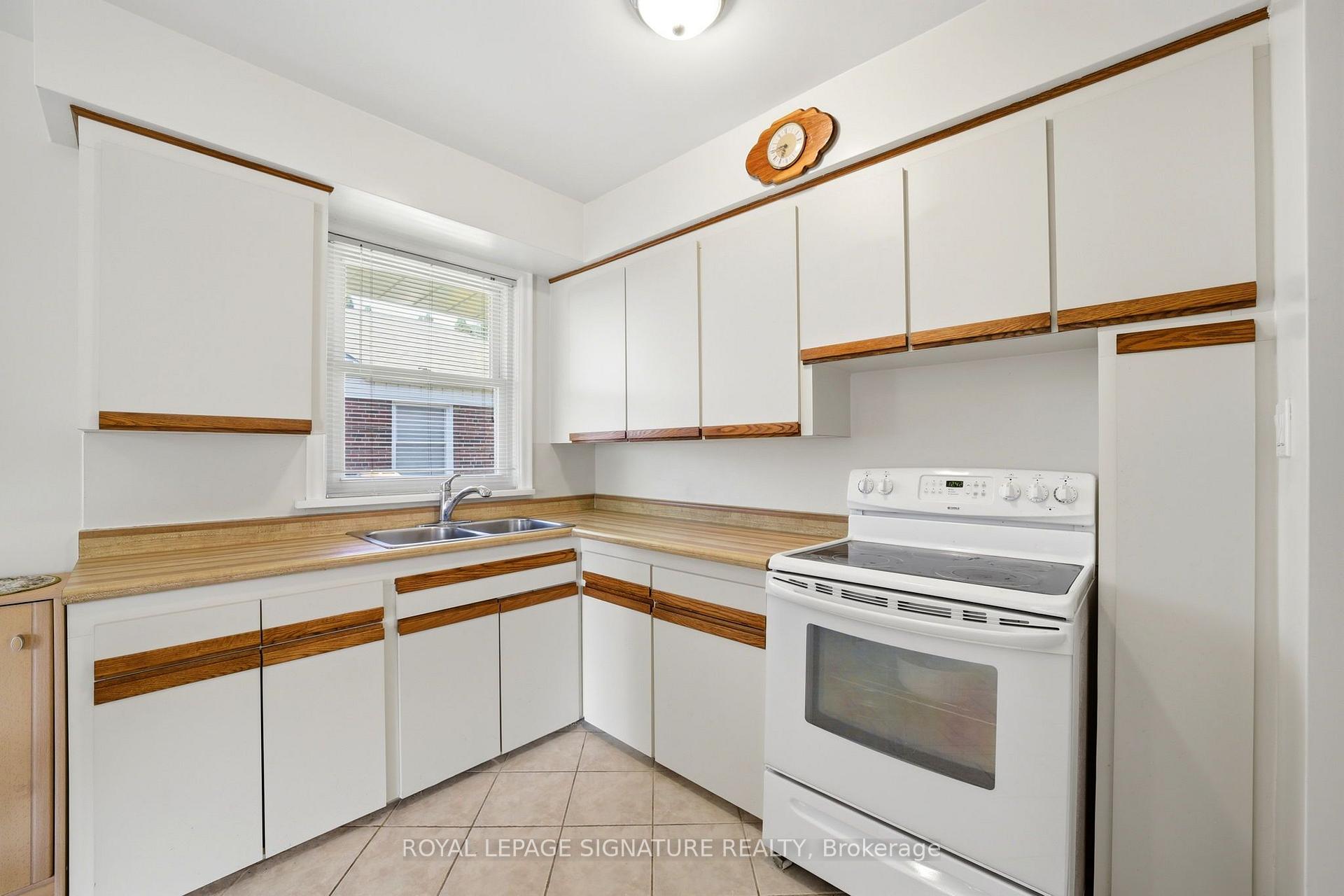 Photo 9 of 40 Kirk Bradden Road E, Etobicoke, Stonegate-Queensway — HOMEH