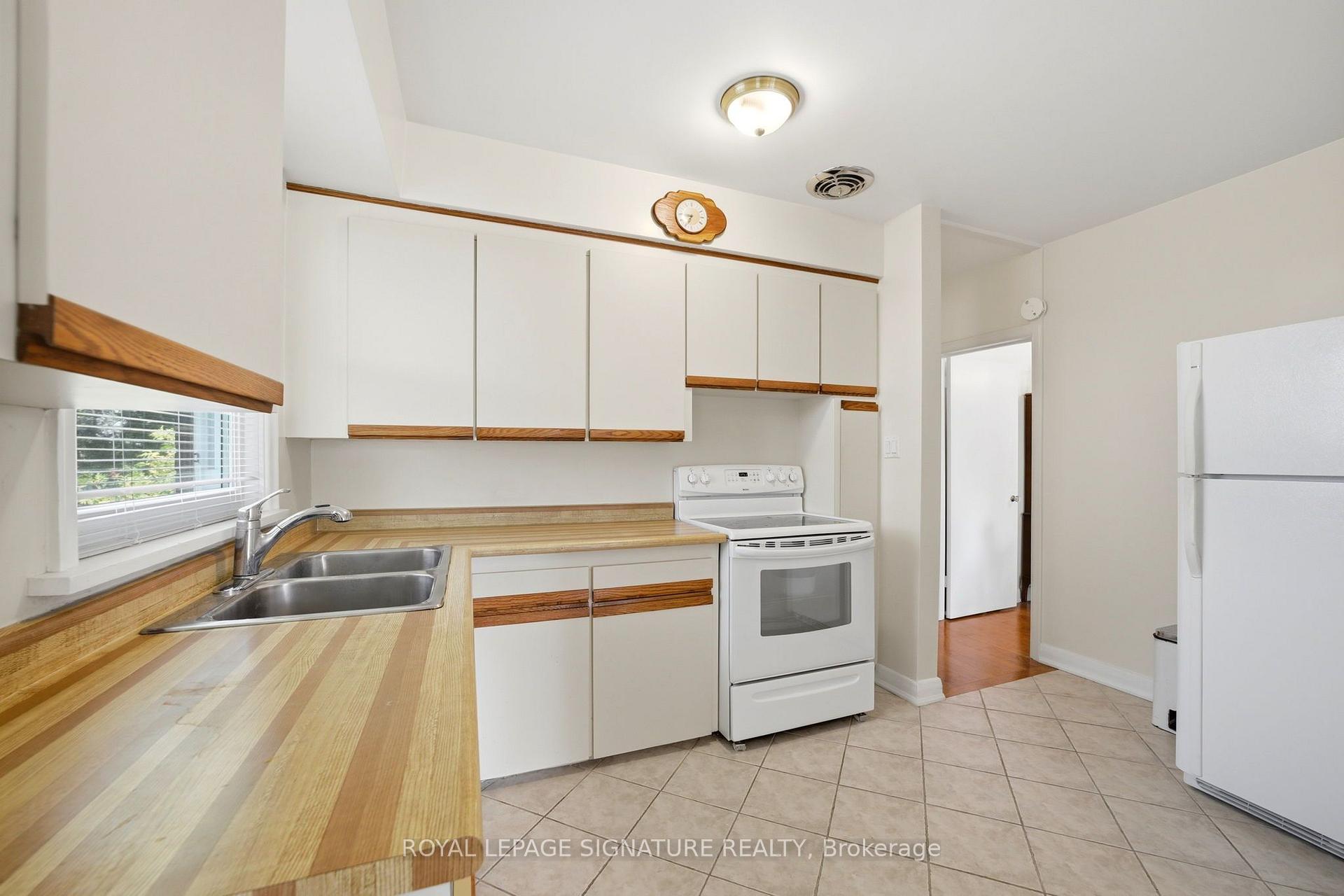 Photo 10 of 40 Kirk Bradden Road E, Etobicoke, Stonegate-Queensway — HOMEH