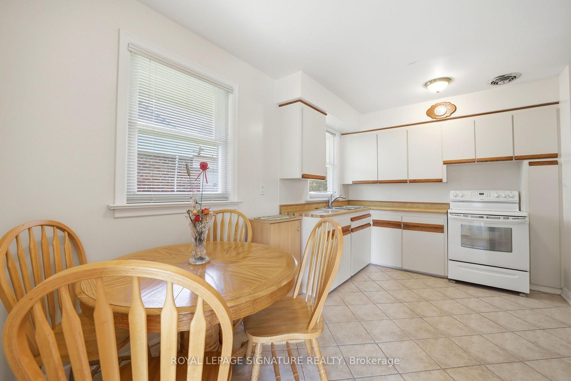 Photo 11 of 40 Kirk Bradden Road E, Etobicoke, Stonegate-Queensway — HOMEH