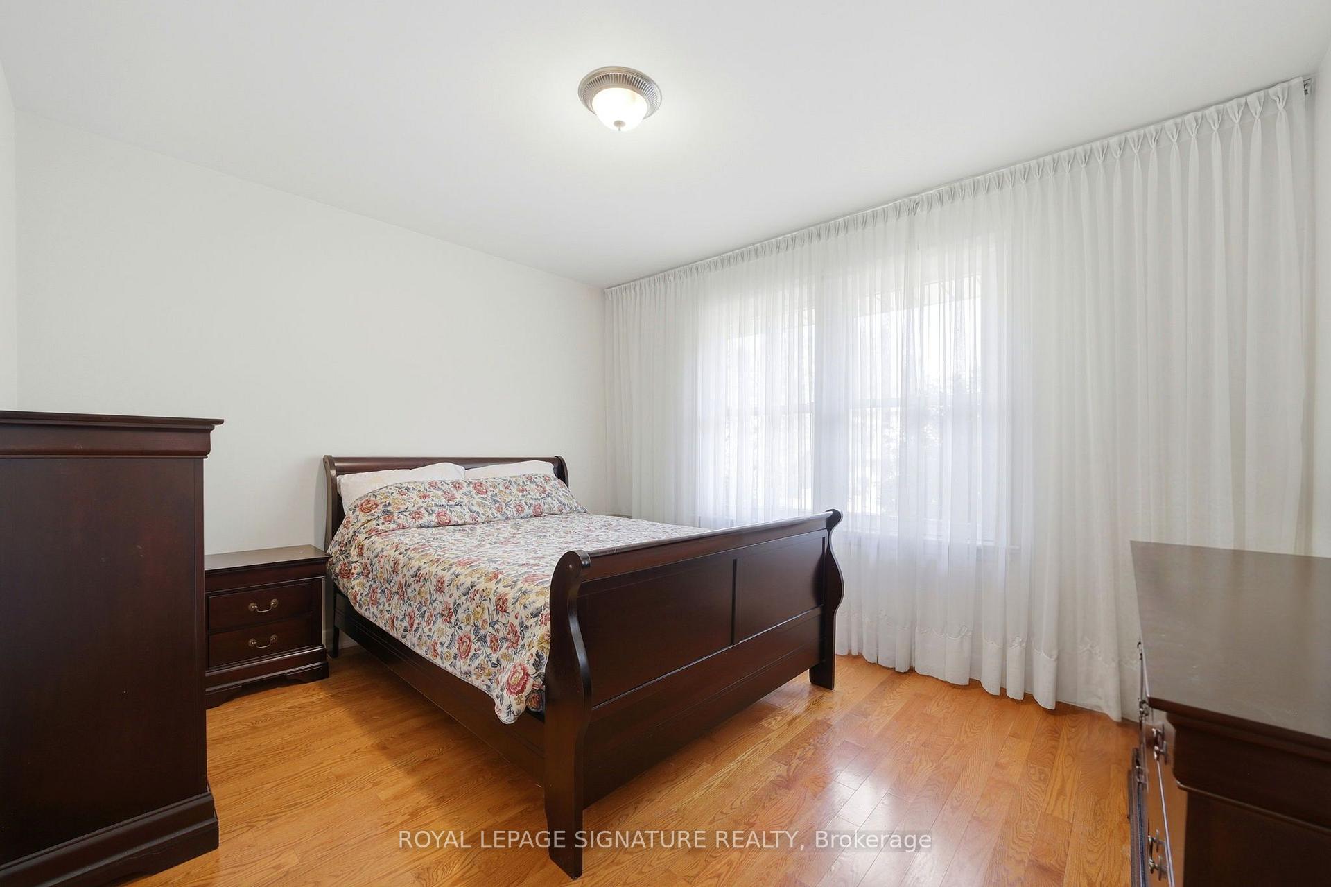Photo 14 of 40 Kirk Bradden Road E, Etobicoke, Stonegate-Queensway — HOMEH